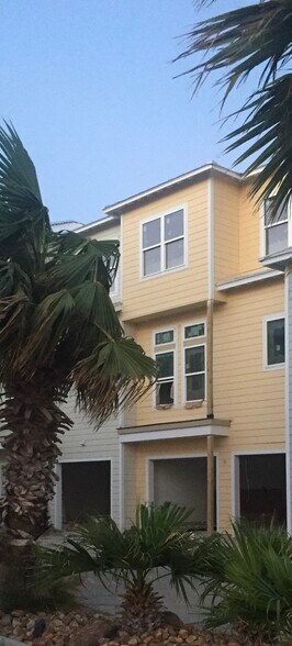 Building Photo - 14890 Granada Dr