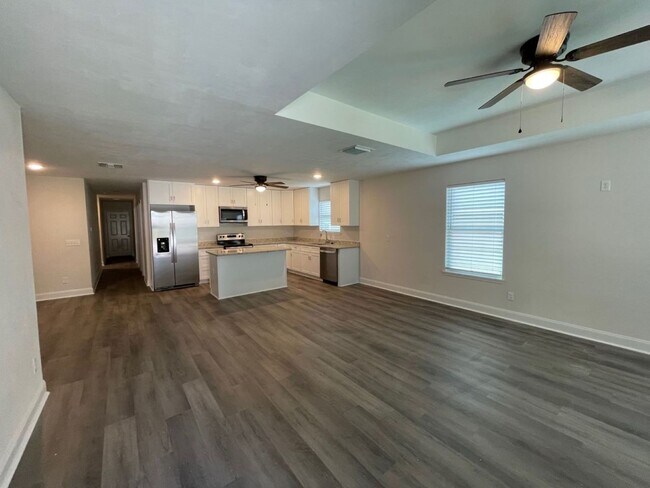 Building Photo - Newer 3/2 in Turkey Creek!