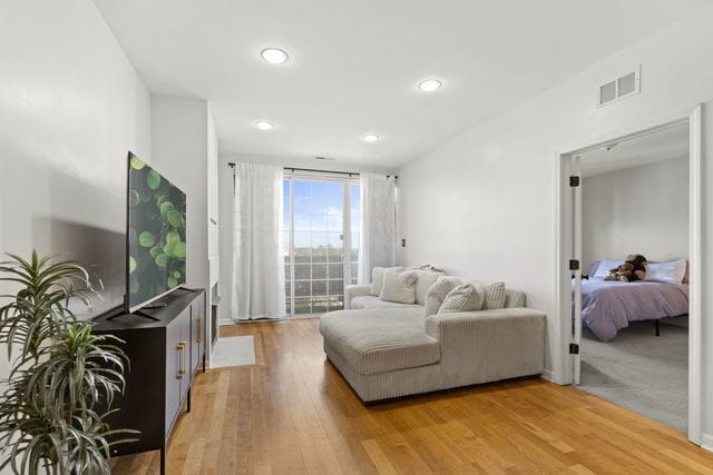 Building Photo - 5300 N Lincoln Ave