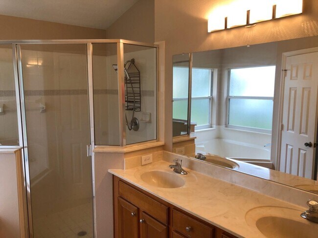 Building Photo - Upscale 3 bedroom 2 bathroom in Gated Comm...