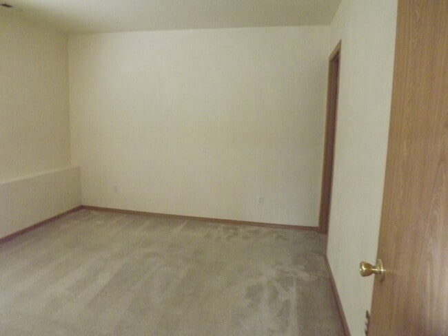 Building Photo - Wonderful Split-Level 3 bedroom 2 bath hom...
