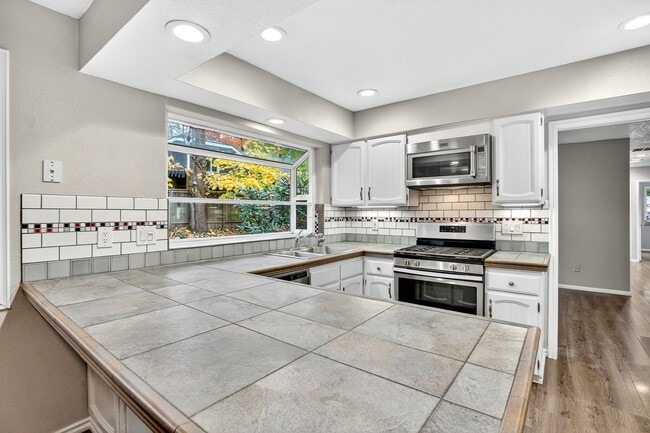 Building Photo - 13525 SW Roan Ct