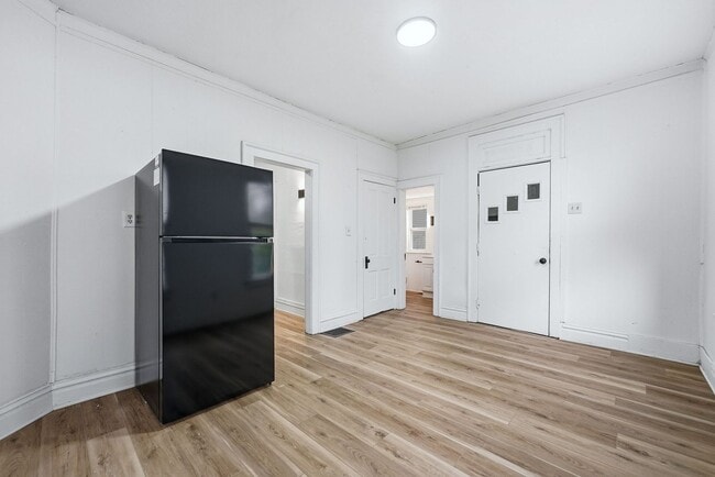 Building Photo - Cozy 3BR with Covered Front Porch