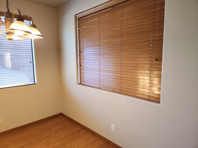 Building Photo - Bison Cove 2 Bed / 2 Bath - upstairs corner unit