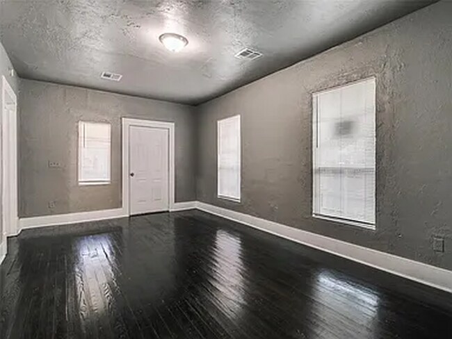 Building Photo - N. McKinley Ave - Triplex