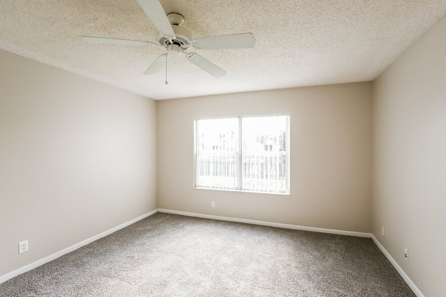 Building Photo - 333 W Riverbend Dr
