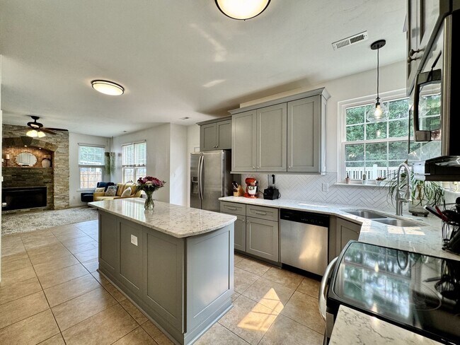 Building Photo - First-Time Rental! Available 08-07-26 - Fenced Yard, Pet Friendly, Attached 2-Car Garage!