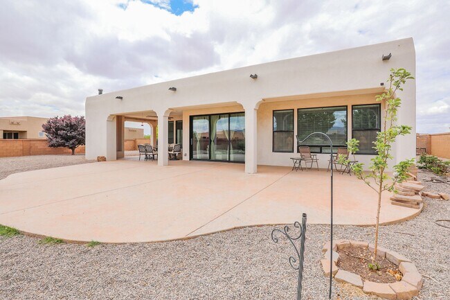 Building Photo - Beautiful 4 bedroom home with 3 Car Garage