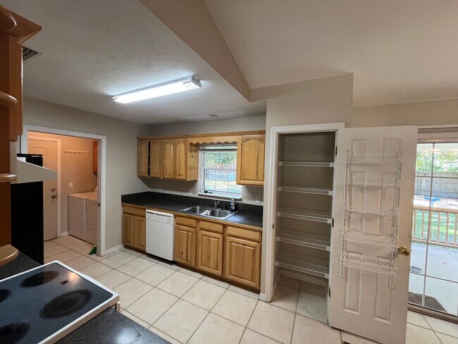 Building Photo - 3BR/2BA Home with 2 Car Garage, Fenced Yard & RV Hookups – Lake City, FL