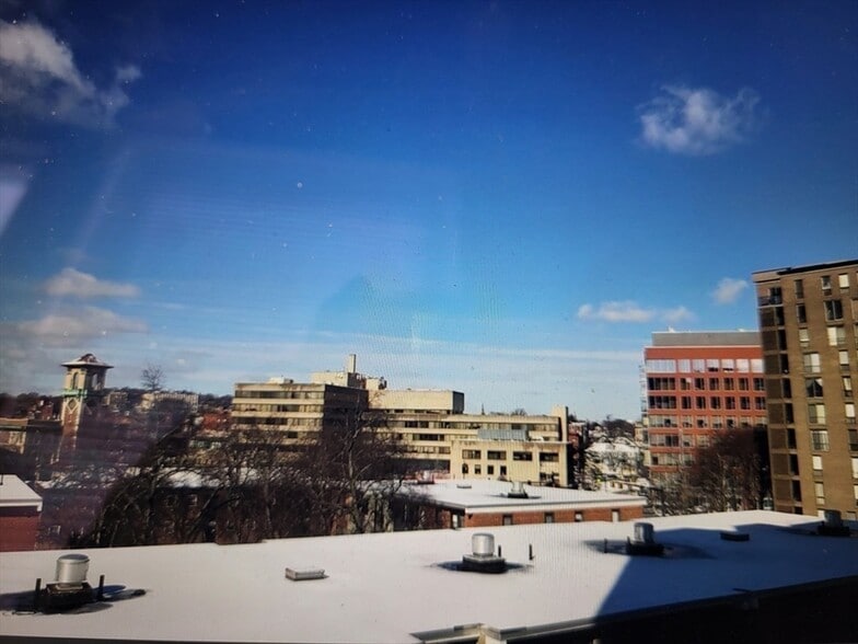 Building Photo - 77 Pond Ave