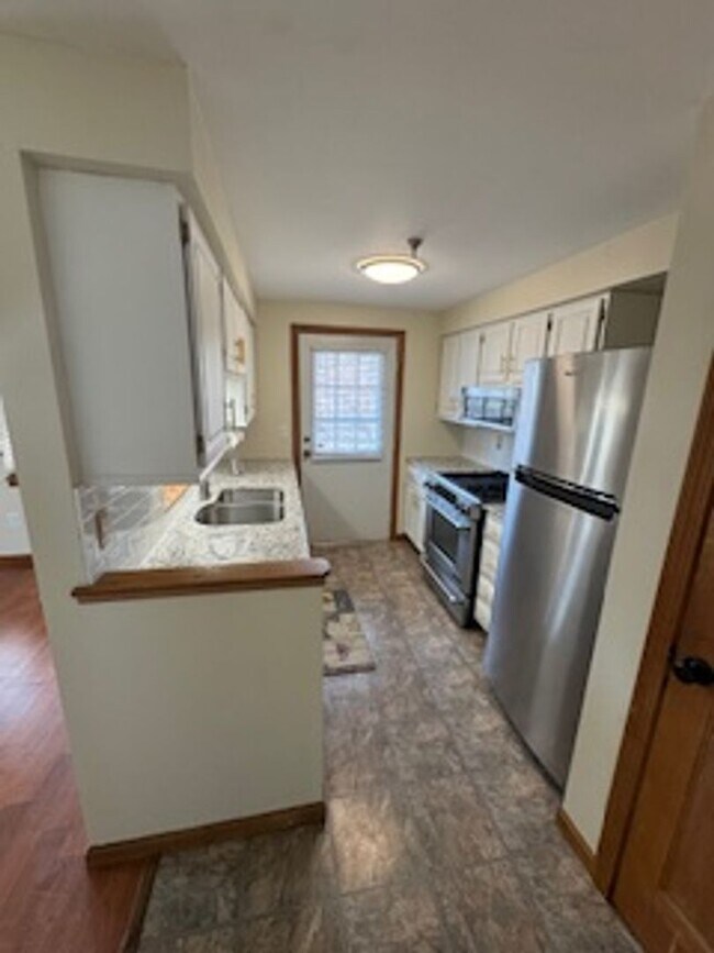 Building Photo - Charming 2BD/1BA Townhome in Burlington’s New North End