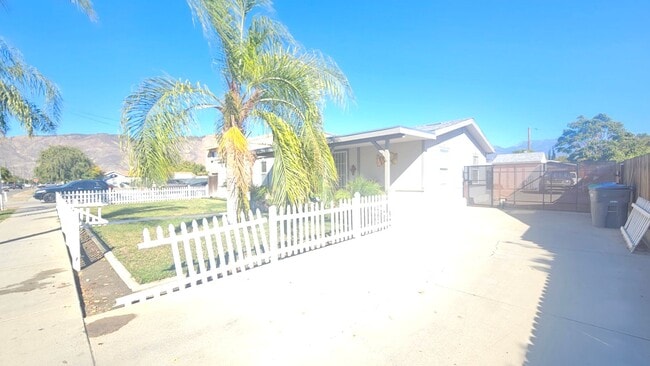 Building Photo - Gorgeous Single Story Home