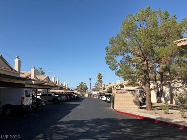 Building Photo - 920 Rockview Dr