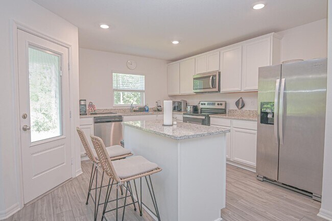 Building Photo - 695 Bay Leaf Dr