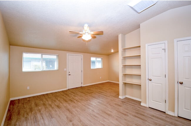 Building Photo - 1335 Ortiz Dr SE