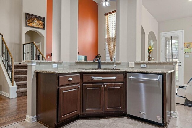 Building Photo - 614 Spanish Mustang Dr