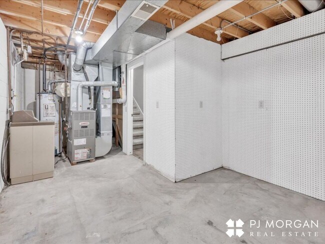 Building Photo - 3 bedroom 2 bath house in a great location!