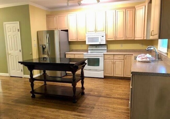 Building Photo - Spacious 3100 sq ft 3 bedroom 2 bath home on over 1.5 acres in Oak Ridge, NC