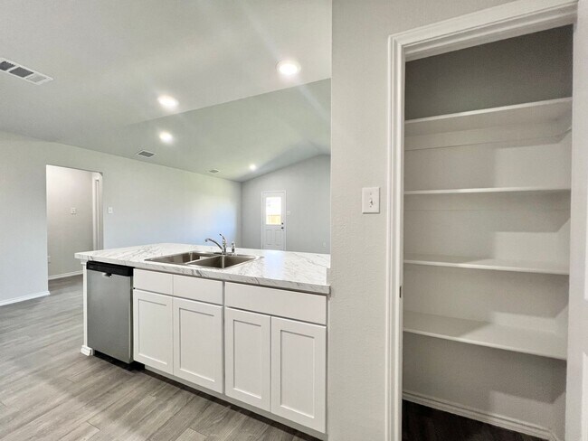 Building Photo - Cozy Home in The Villages of Mayfield