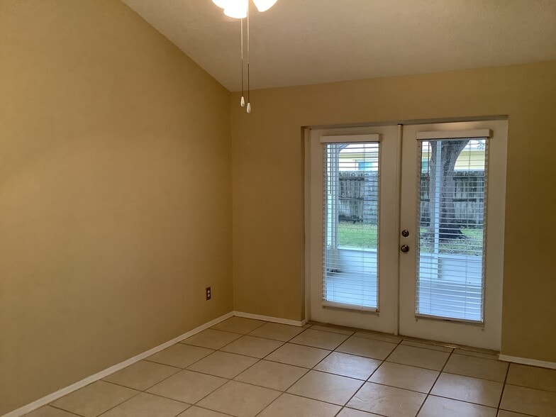 Building Photo - 2022 Blue Heron Dr