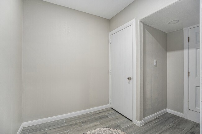 Building Photo - 812 7th Ave N