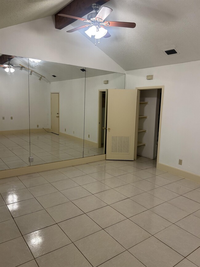 Building Photo - 108 Martingale