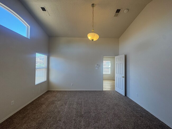 Building Photo - 3 bed 2 bath home in Huning Ranch