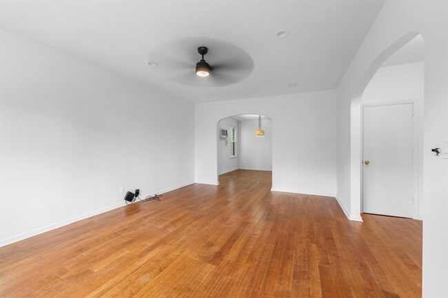 Building Photo - 172 W 49th St
