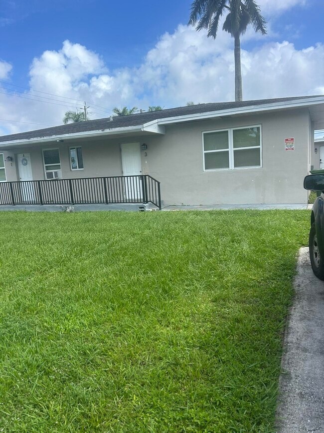 Building Photo - 3890 Lakewood Rd