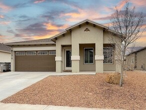 Building Photo - East El Paso 4 bed Refrig A/C Home!