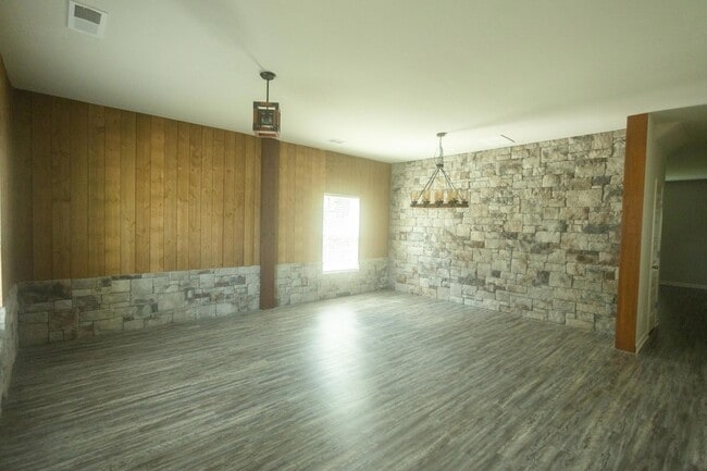 Building Photo - 1115 Dietrich Ln