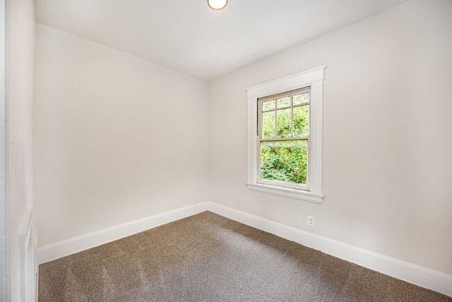 Building Photo - Move in by 3/15 for reduced rent special! Renovated 3 bedroom minutes from Hyde Park!