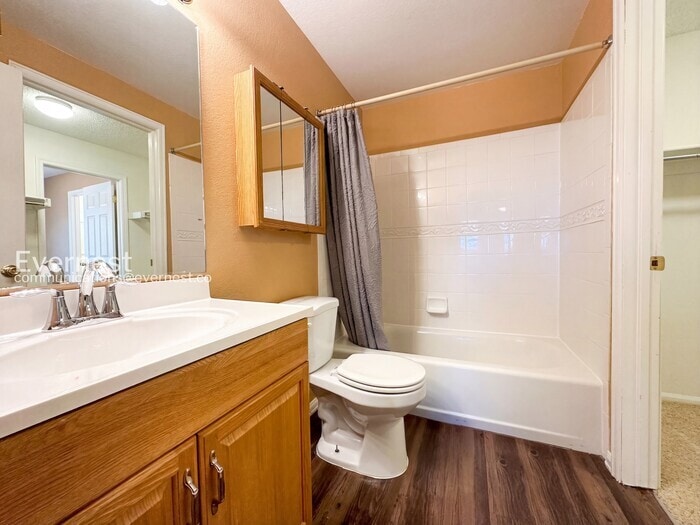 Building Photo - 12043 W Cross Dr