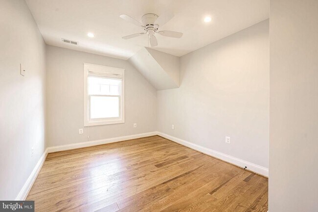 Building Photo - 2314 N Kenmore St