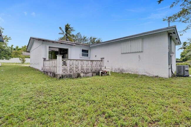 Building Photo - 3505 SW 12th Ct