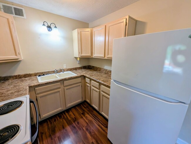Building Photo - Modern 1BR Condo at Pembroke Gardens – Balcony, Pool Access & Utilities