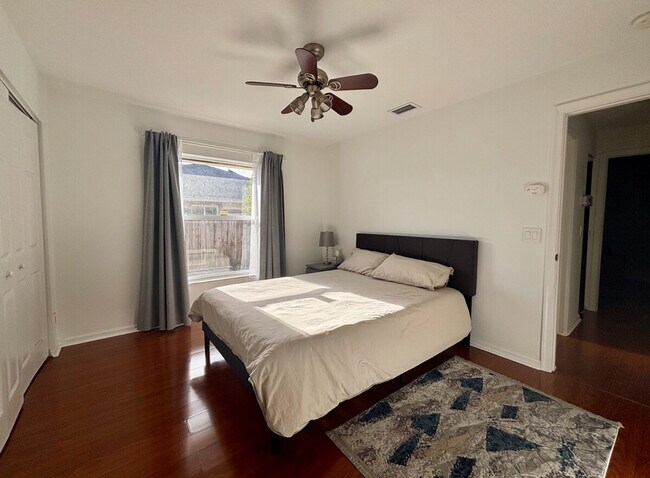 Building Photo - 13885 Sheffield St