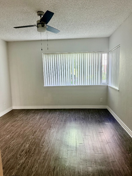 Building Photo - 1595 E Chevy Chase Dr