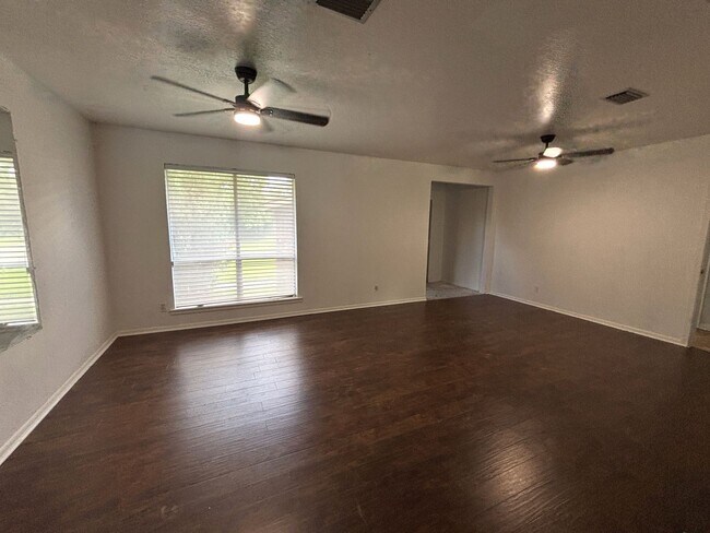Building Photo - Spacious Home in Southern Hills