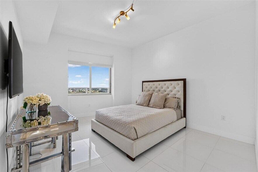 Building Photo - 1100 Biscayne Blvd