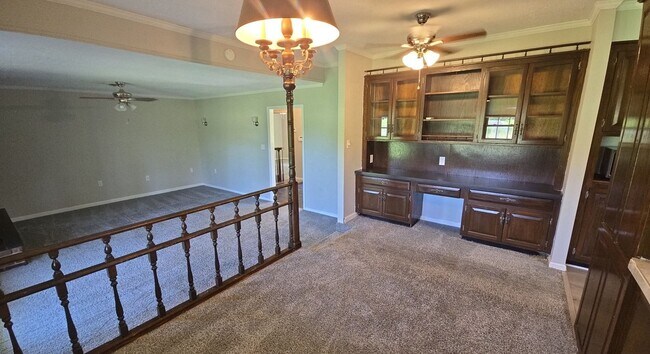 Building Photo - 985 Pineland Ave