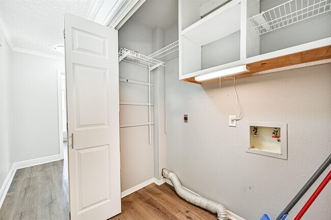 Building Photo - 1115 W Castlewood Ave