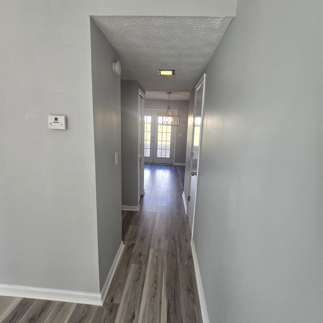 Building Photo - 2 Bedroom Townhome conveniently located near the interstate, hospital, airport, entertainment and...