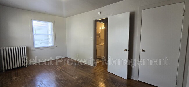 Building Photo - 1033 Edgewater Ave