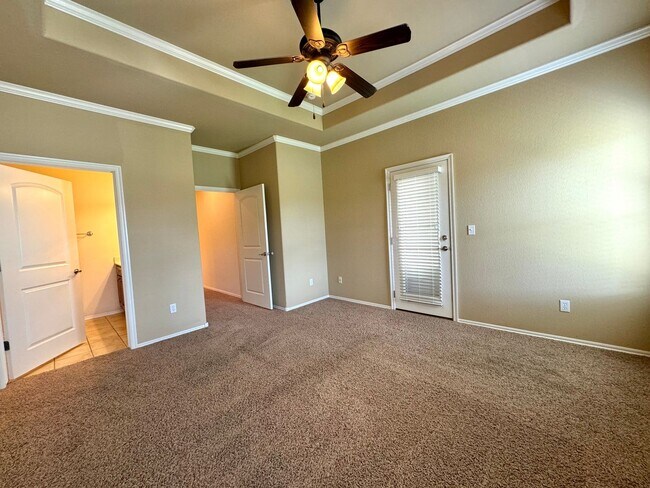 Building Photo - Stunning 2 bedroom 2 bathroom townhome in ...
