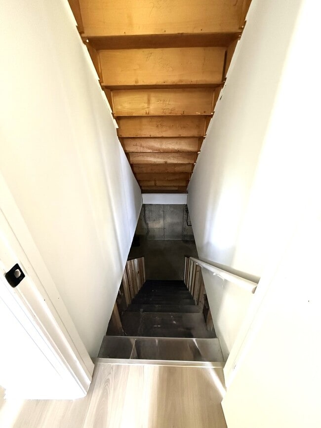 Building Photo - 715 Merlin Dr