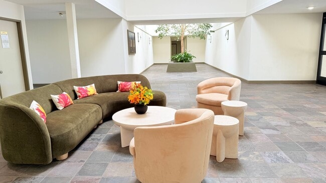 Building Photo - 2101 Shore Line Dr