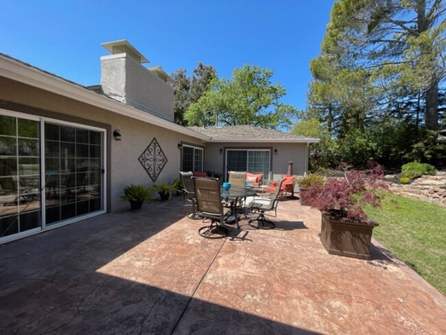 Building Photo - Gorgeous updated single level home in S.Wa...