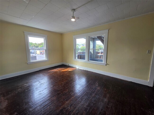Primary Photo - 155 Willow St