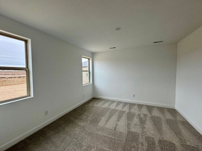 Building Photo - MOVE IN SPECIAL-3 bedroom with study/flex/office/keeping room